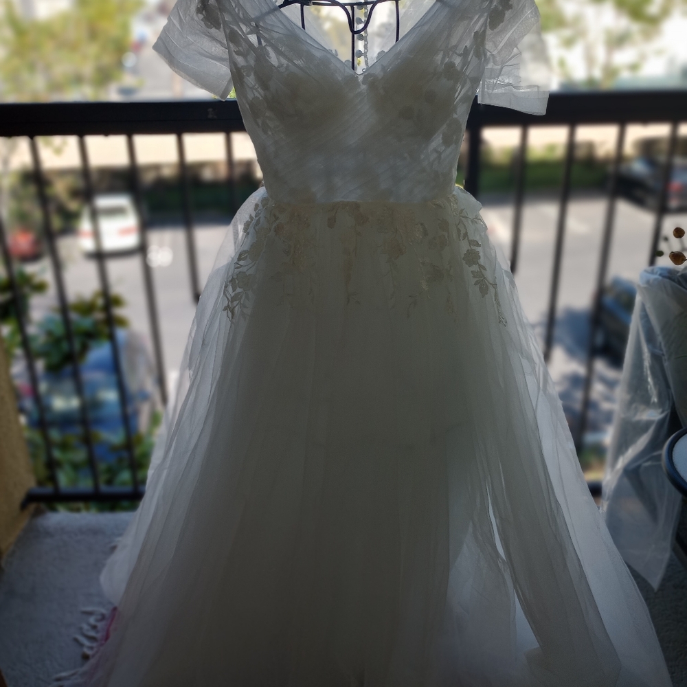 Elegant White, Tulle and Organza Wedding Gown - Picture 3 of 11